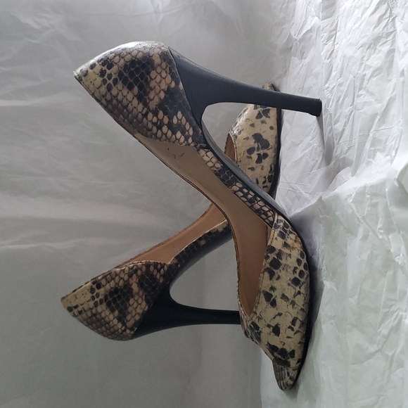Open Toe Pumps-Neutral Snake Skin Print - Picture 3 of 6